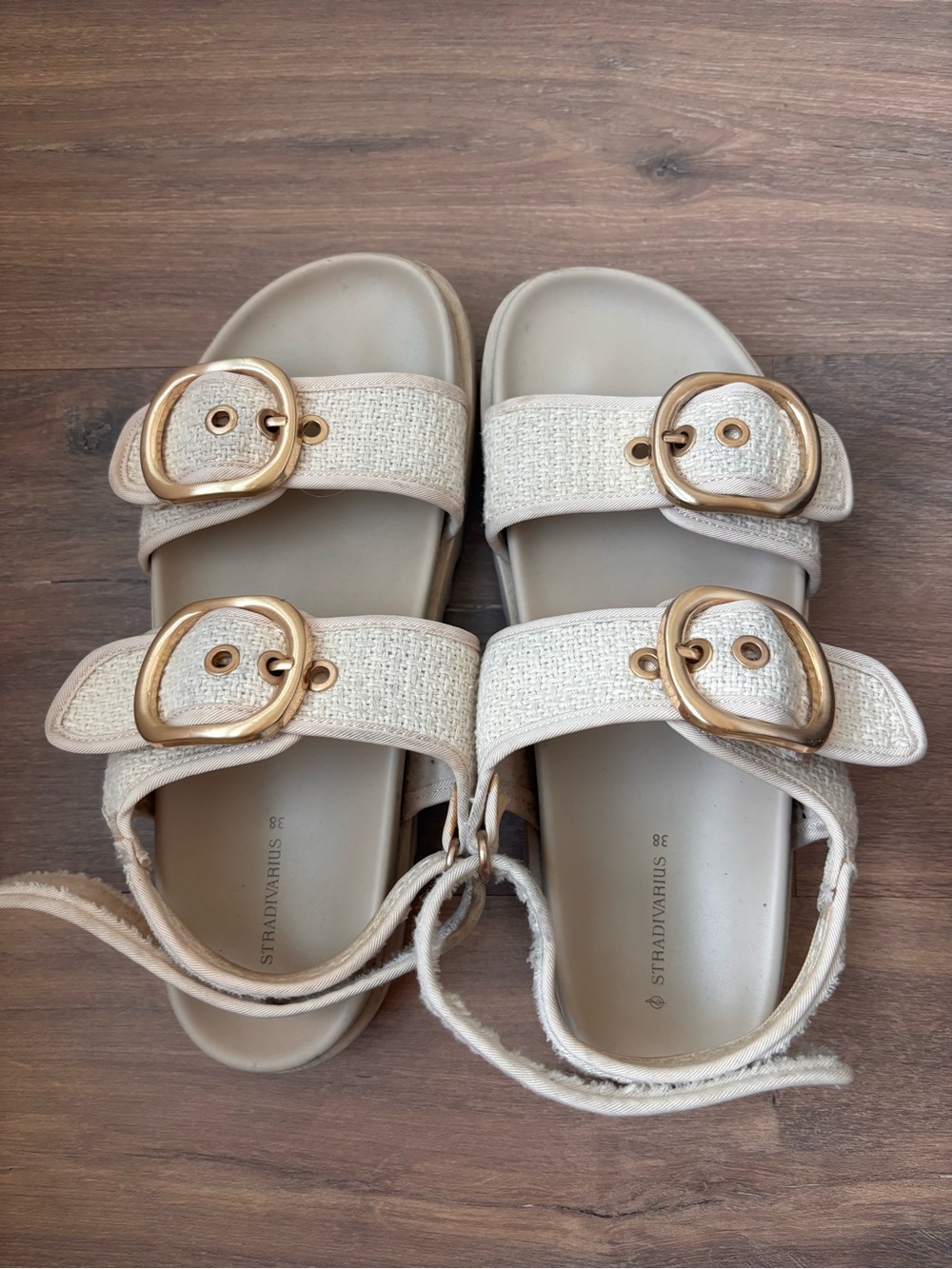 Stradivarius Cream Textured Double-Buckle Sandals with Gold Buckles